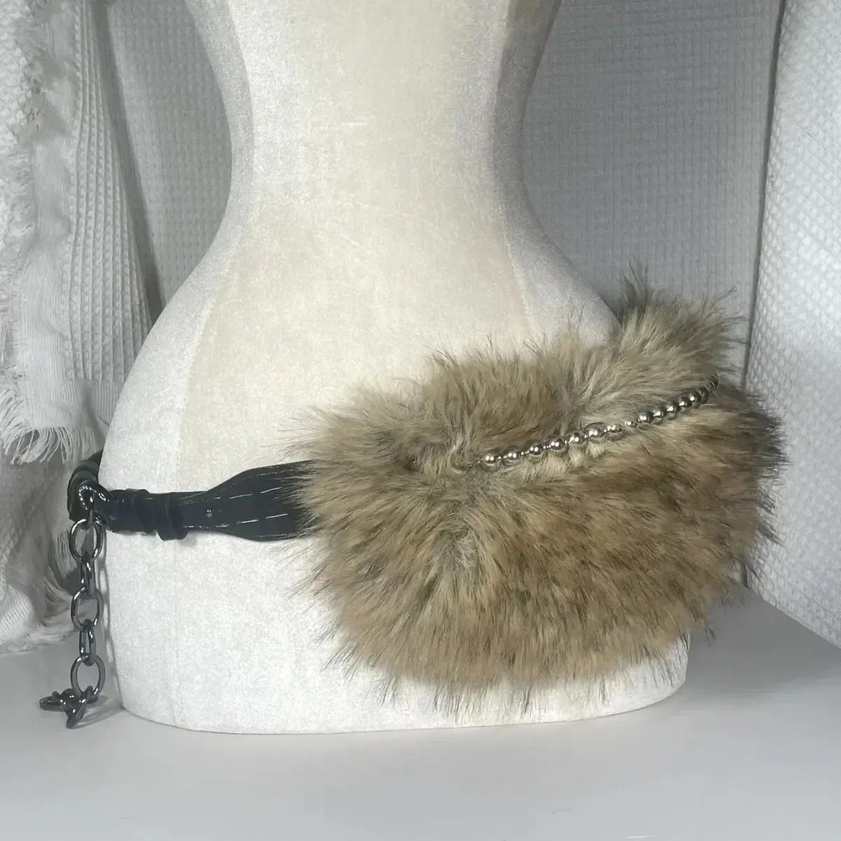 Riri Retro Rabbit Fur Belt Y2K Metal Bead Chain Plush Waist Faux Fur Vintage Waistband Punk Belt